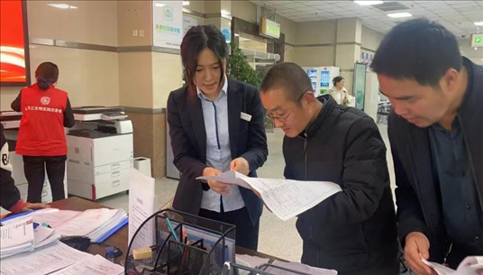 成都市溫江區(qū)市場監(jiān)管局為群眾提供“個(gè)轉(zhuǎn)企”登記幫辦服務(wù)。成都市市場監(jiān)管局供圖