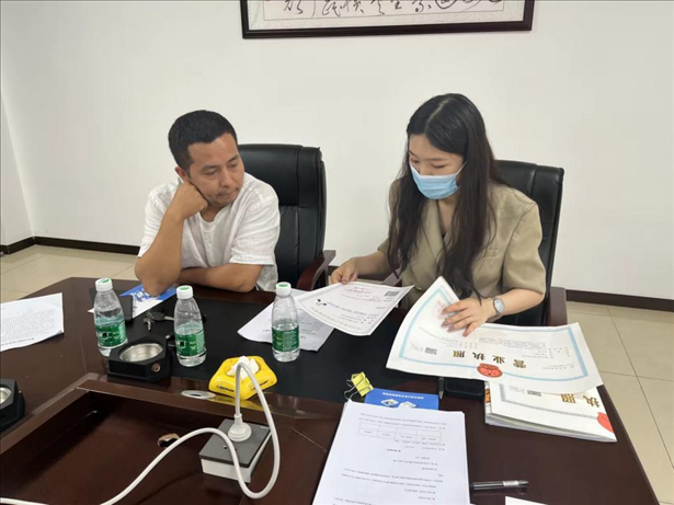 成都市溫江區(qū)市場監(jiān)管局在區(qū)農(nóng)副產(chǎn)品流通交易中心為商戶上門辦理“個(gè)轉(zhuǎn)企”登記。成都市市場監(jiān)管局供圖