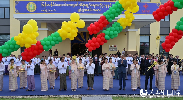 嘉賓共同為項(xiàng)目竣工剪彩。人民網(wǎng)記者 謝佳君攝