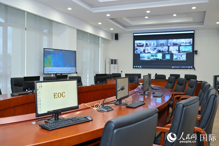 援緬甸國家疾控中心應(yīng)急指揮中心內(nèi)。人民網(wǎng)記者 謝佳君攝