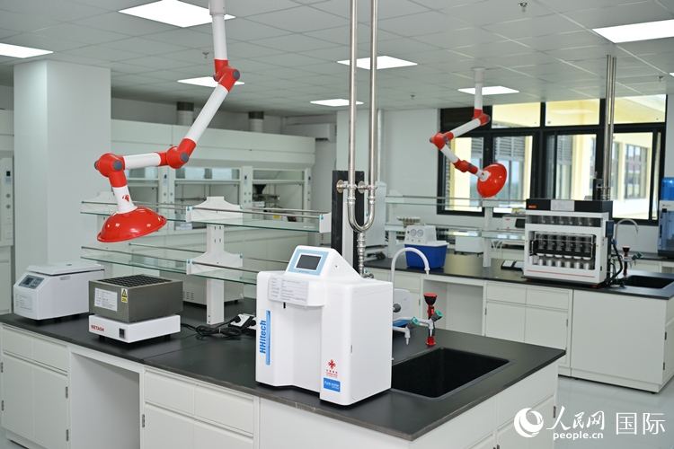 援緬甸國家疾控中心實(shí)驗(yàn)室內(nèi)。人民網(wǎng)記者 謝佳君攝