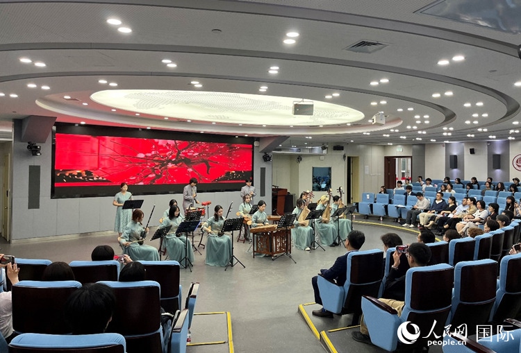 北京第二外國語學(xué)院學(xué)生帶來民樂表演。人民網(wǎng)記者 陳思攝