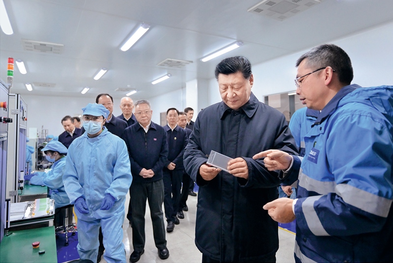 2024年3月18日至21日，中共中央總書記、國(guó)家主席、中央軍委主席習(xí)近平在湖南考察。這是18日下午，習(xí)近平在中德合資企業(yè)巴斯夫杉杉電池材料有限公司考察。 新華社記者 謝環(huán)馳/攝