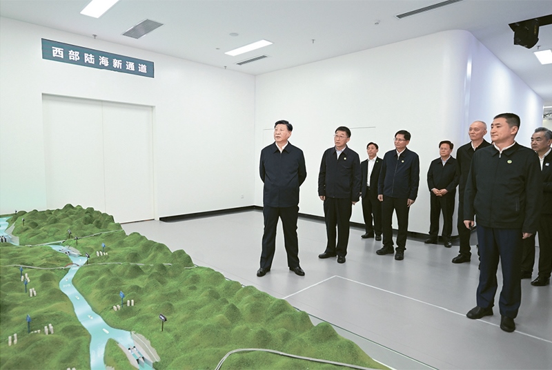 2023年12月14日至15日，中共中央總書記、國(guó)家主席、中央軍委主席習(xí)近平在廣西考察。這是14日上午，習(xí)近平在南寧市考察中國(guó)—東盟信息港股份有限公司，結(jié)合平陸運(yùn)河沙盤聽取西部陸海新通道骨干工程建設(shè)匯報(bào)。 新華社記者 謝環(huán)馳/攝