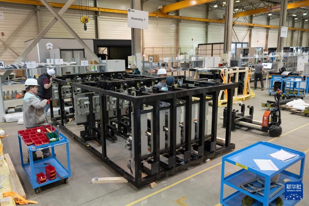 2024年1月26日，在匈牙利比奧托爾巴吉，員工在蔚來能源歐洲工廠工作。新華社發(fā)（弗爾季·奧蒂洛 攝）