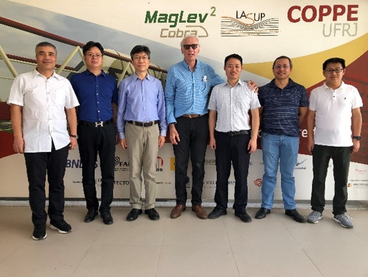 實(shí)驗(yàn)室建設(shè)團(tuán)隊(duì)主要負(fù)責(zé)人與巴西里約熱內(nèi)盧聯(lián)邦大學(xué)交流。西南交通大學(xué)供圖