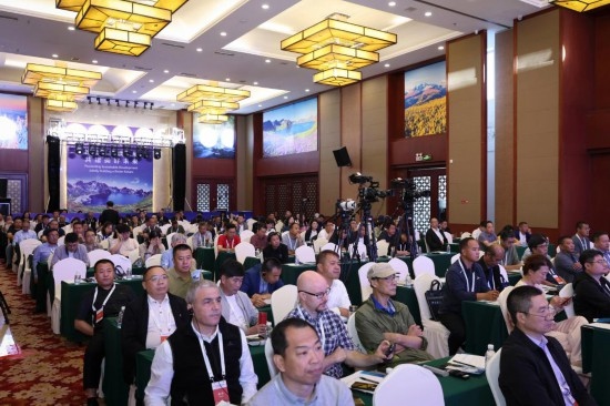  6月15日，“長白山·世界地質(zhì)公園、世界生物圈保護區(qū)可持續(xù)發(fā)展會議”現(xiàn)場。新華社發(fā)