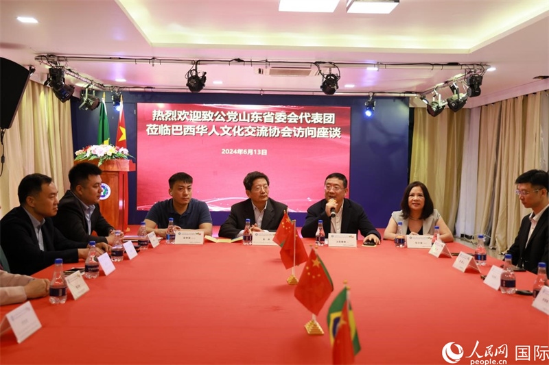 巴西華人文化交流協(xié)會主席上官劍鋒在座談會上致辭。人民網(wǎng)記者 宋亦然攝