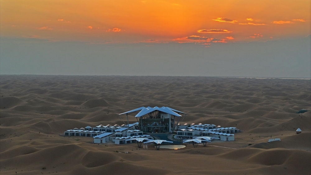 這是位于寧夏中衛(wèi)市沙坡頭景區(qū)的星星酒店（2023年9月6日攝，無人機(jī)照片）。新華社記者 王鵬 攝