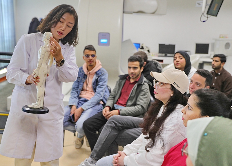 2023年4月19日，河北省秦皇島市中醫(yī)醫(yī)院醫(yī)務(wù)工作者為燕山大學(xué)外國留學(xué)生講解中醫(yī)經(jīng)絡(luò)知識。