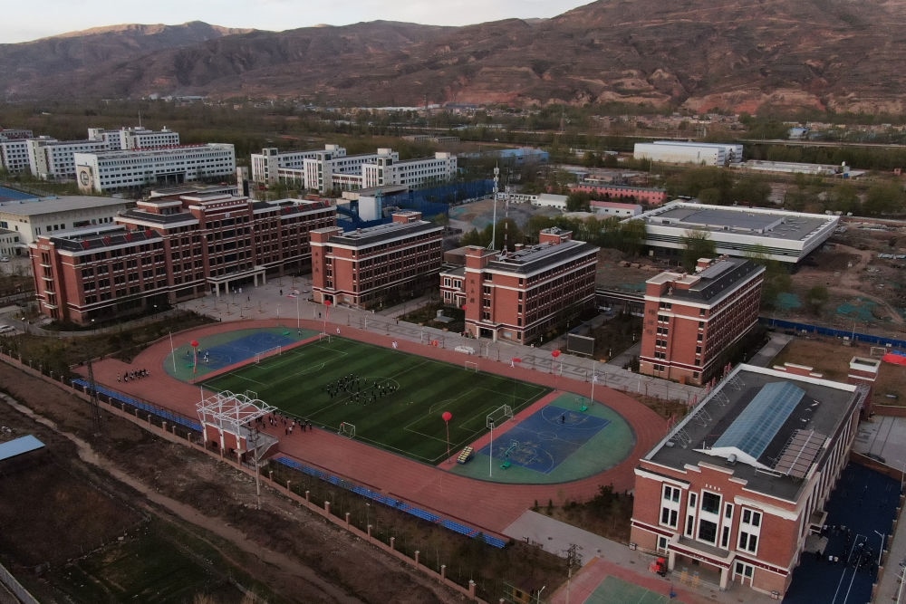 這是果洛西寧民族中學(xué)（2021年4月28日攝，無人機(jī)照片）。