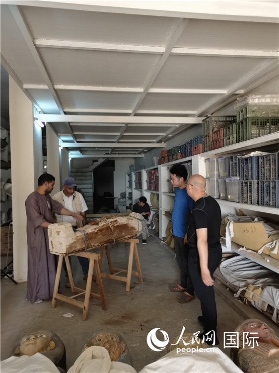 圖為中埃薩卡拉新出土文物數(shù)字化調(diào)查與研究項目團(tuán)隊在工作現(xiàn)場。