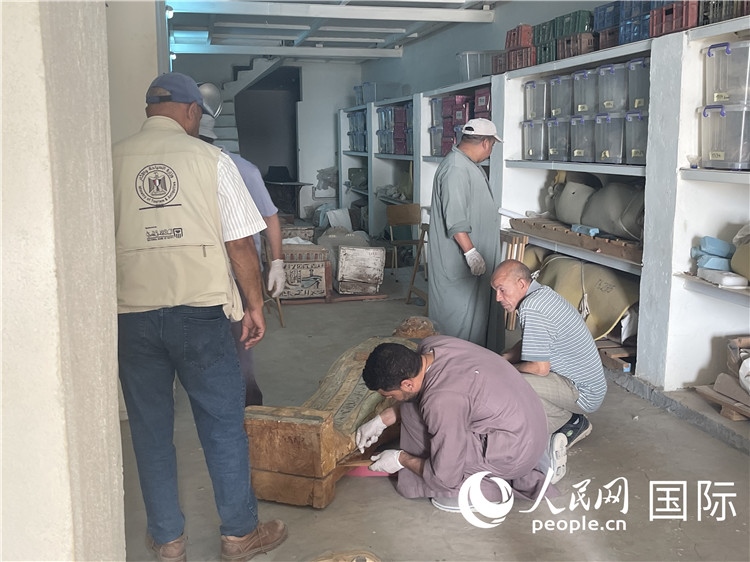 圖為中埃薩卡拉新出土文物數(shù)字化調(diào)查與研究項目團(tuán)隊在工作現(xiàn)場。薛江攝