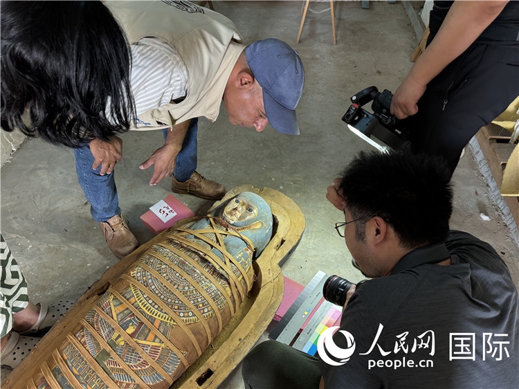 圖為中埃薩卡拉新出土文物數(shù)字化調(diào)查與研究項目團(tuán)隊在工作現(xiàn)場。薛江攝