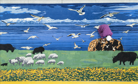 在青海省西寧市圣源地毯集團有限公司生產(chǎn)車間，操作工檢查毯面、拔花刺（2023年2月4日攝）。新華社記者 才揚 攝