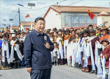 2021年6月7日至9日，習(xí)近平總書記在青海考察。這是8日下午，習(xí)近平在海北藏族自治州剛察縣沙柳河鎮(zhèn)果洛藏貢麻村考察時，同村民們親切交流。新華社記者 謝環(huán)馳 攝