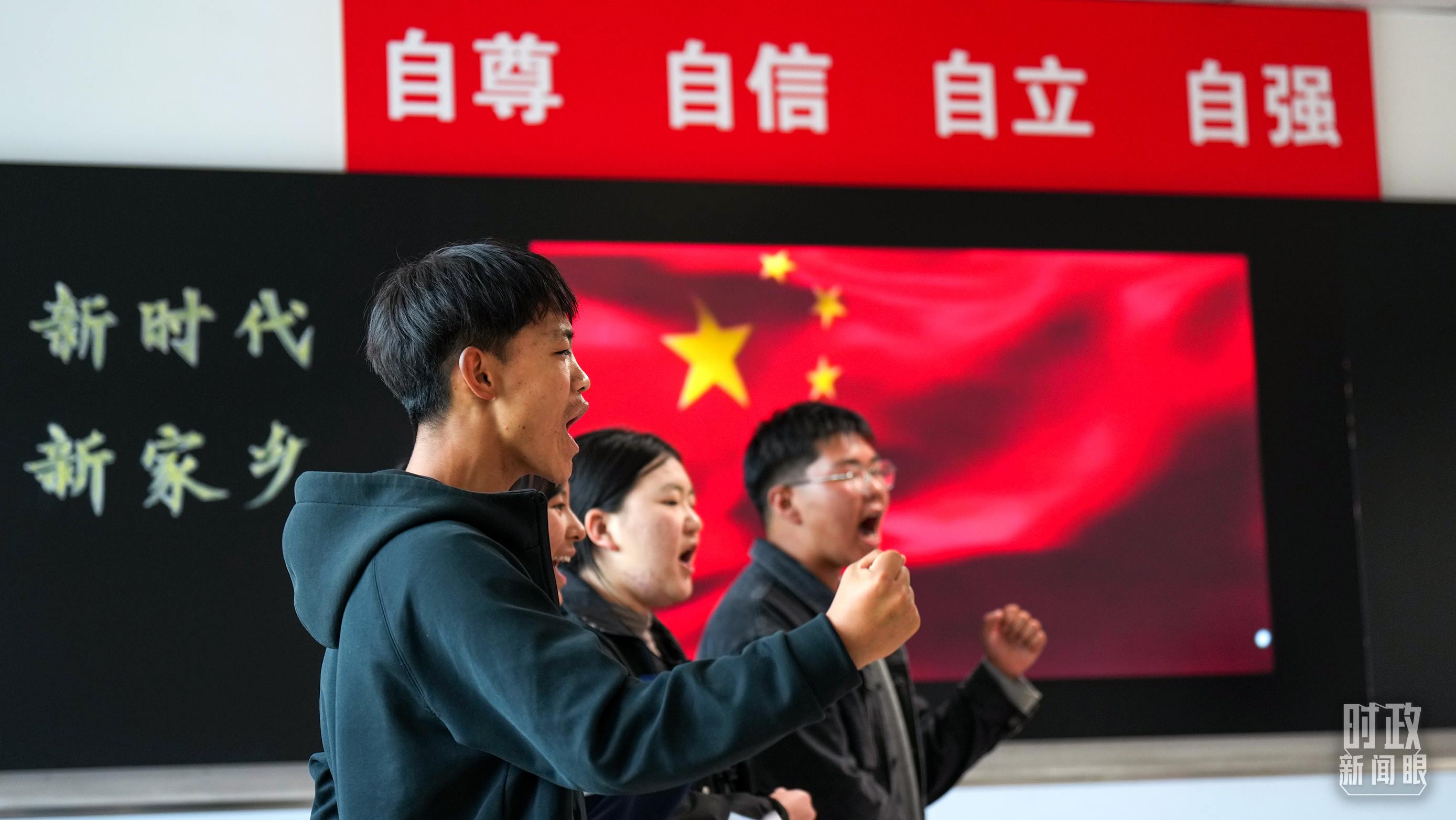 △果洛西寧民族中學(xué)高一（1）班的“新時(shí)代、新家鄉(xiāng)”主題思政課。（總臺央視記者許永松、國廣記者李晉拍攝）