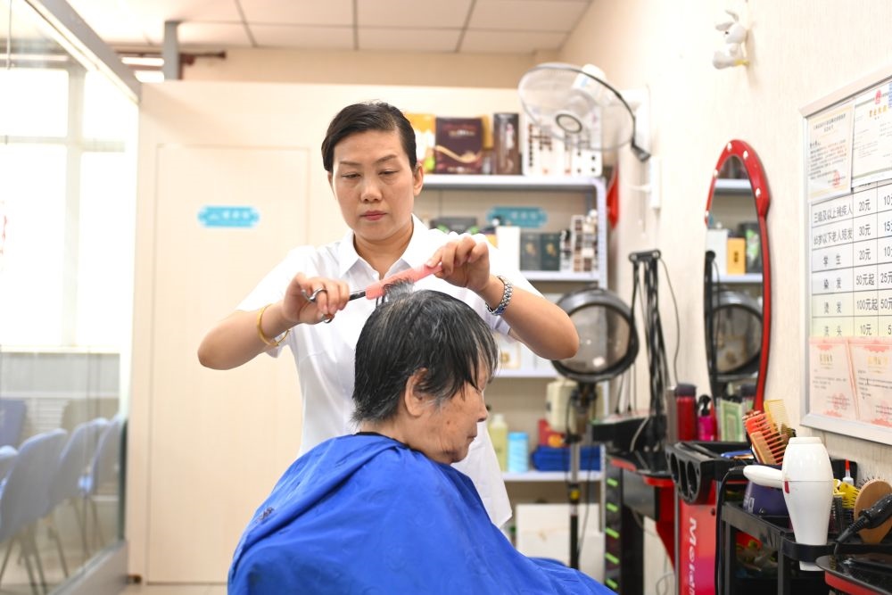 6月20日，長城花園社區(qū)的志愿者為居民理發(fā)。