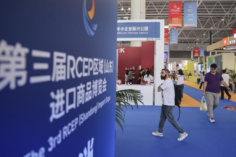 2023年8月18日，人們在第三屆RCEP區(qū)域（山東）進(jìn)口商品博覽會上參觀。新華社發(fā)（許傳寶 攝）