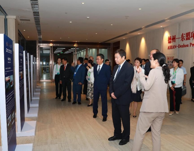 與會(huì)嘉賓參觀圖片展。中國(guó)外文局供圖