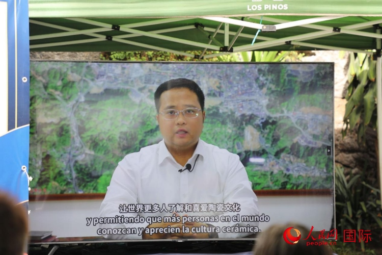 德化縣人民政府縣長方俊欽視頻致辭。人民網(wǎng) 埃內(nèi)斯托·多明戈斯攝