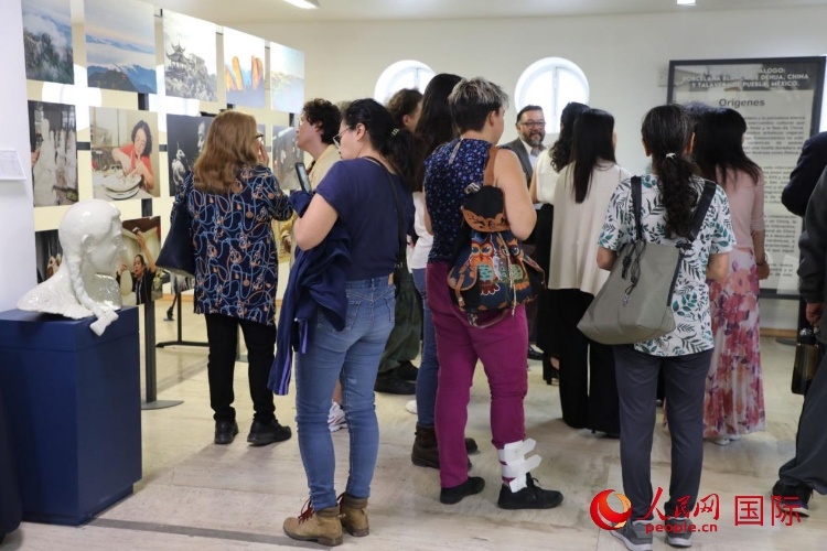 在展覽現(xiàn)場，觀眾們駐足欣賞德化白瓷和墨西哥彩瓷。人民網(wǎng) 埃內(nèi)斯托·多明戈斯攝