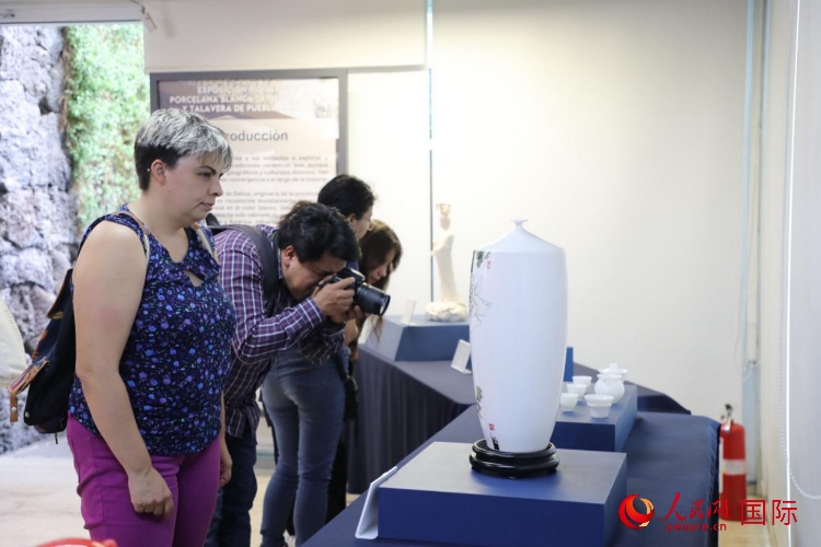 在展覽現(xiàn)場，觀眾們駐足欣賞德化白瓷和墨西哥彩瓷。人民網(wǎng) 埃內(nèi)斯托·多明戈斯攝