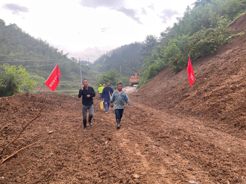 6月22日，木石里008縣道最后一個塌方點搶通。（受訪者供圖）