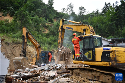 6月23日，救援人員在魚市鎮(zhèn)斗溪村龍?zhí)两M山體滑坡現(xiàn)場開展救援工作。新華社記者 陳振海 攝