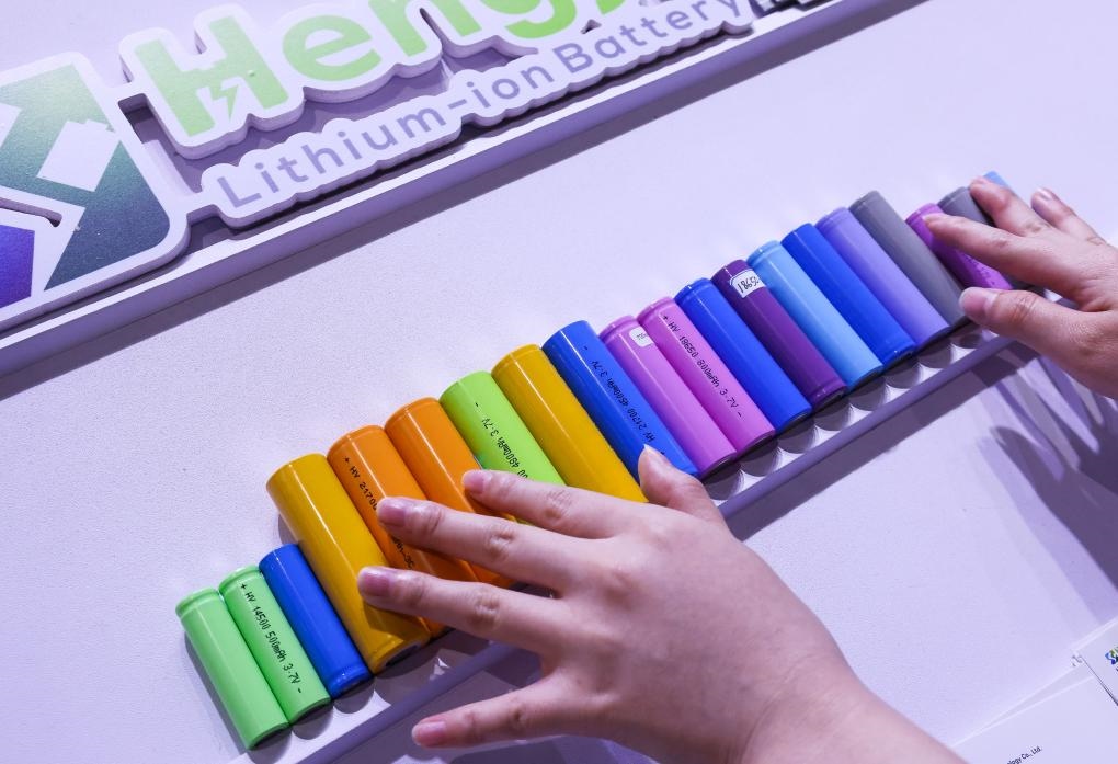 參展商在第135屆廣交會(huì)新能源展區(qū)布置鋰電池展品（2024年4月15日攝）。新華社記者 劉大偉 攝