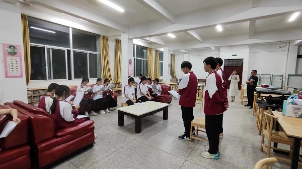 圖②：武平法院法官指導(dǎo)學(xué)生彩排。