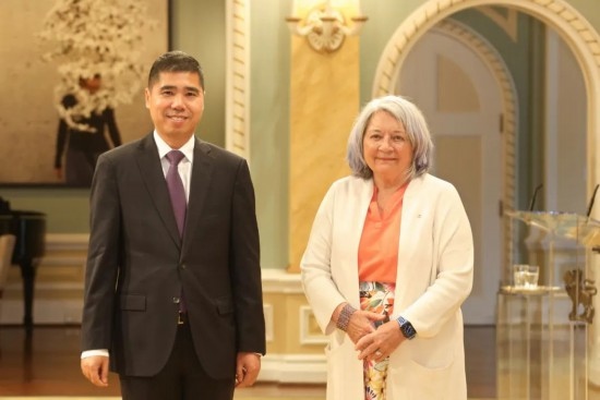 6月26日，中國(guó)駐加拿大大使王鏑向加拿大總督西蒙遞交國(guó)書。