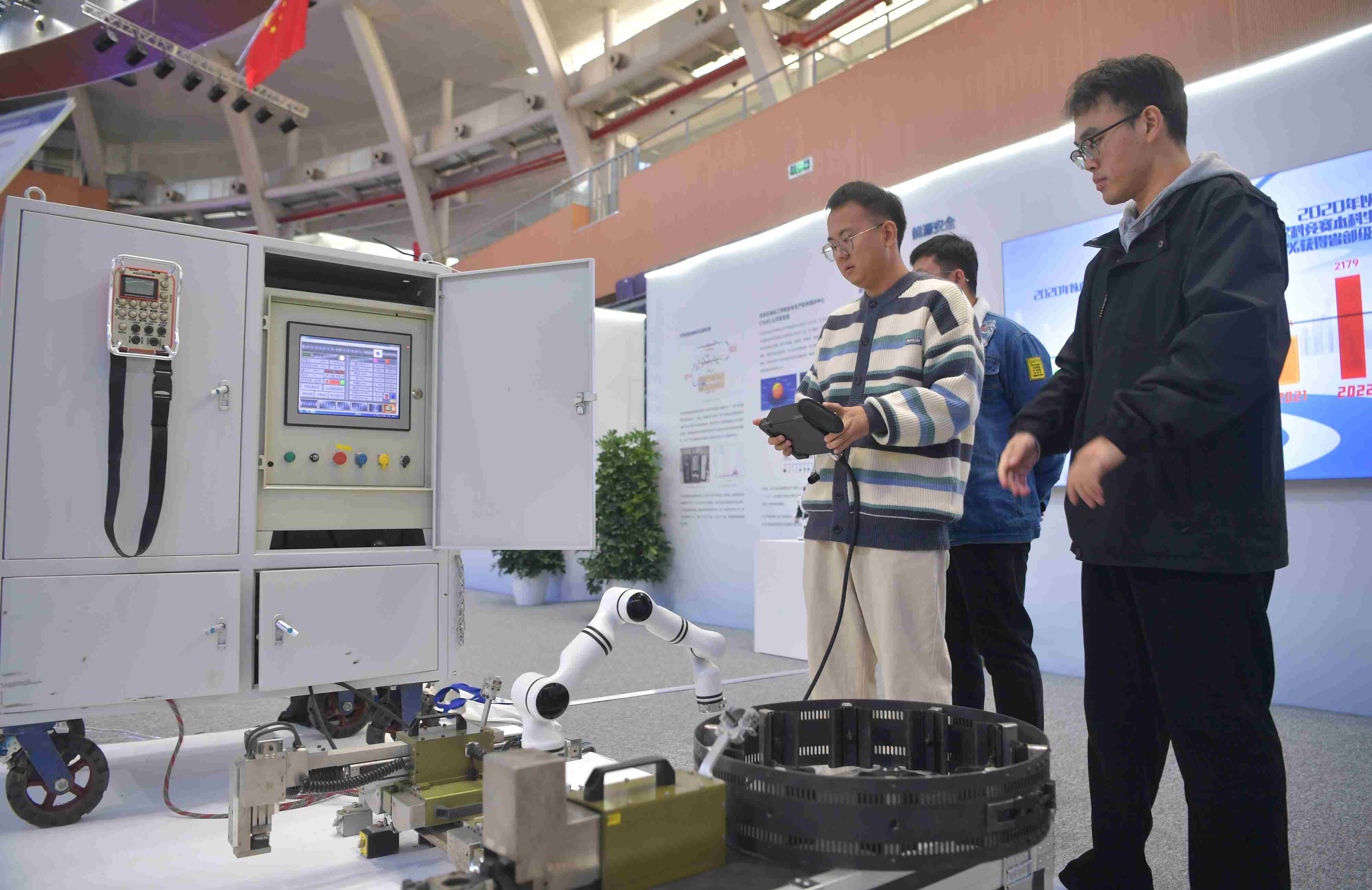 2023年，京南地區(qū)高?？萍汲晒平闀?huì)在北京建筑大學(xué)大興校區(qū)舉行。圖為高校師生在展示管道全位置焊接機(jī)器人系統(tǒng)成果。