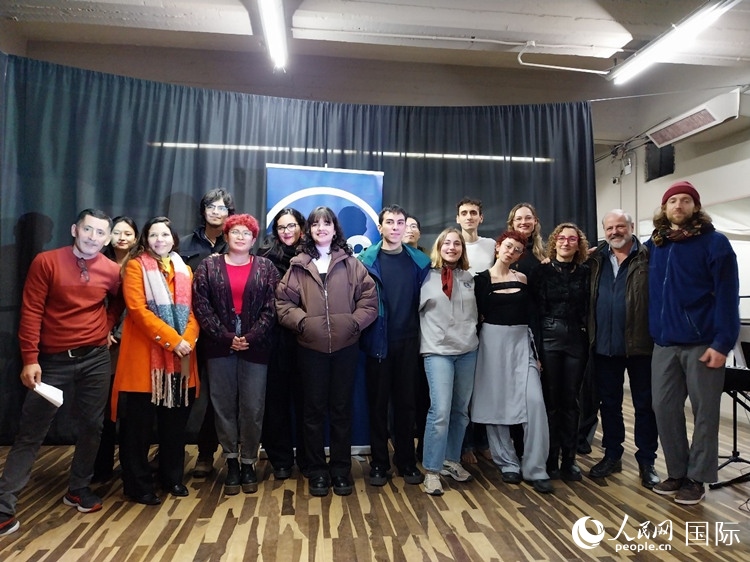 活動現(xiàn)場藝術(shù)家合影。人民網(wǎng)記者 許放攝