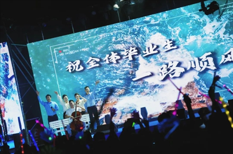 歌曲《祝你一路順風(fēng)》演出現(xiàn)場(chǎng)。供圖：日照職業(yè)技術(shù)學(xué)院