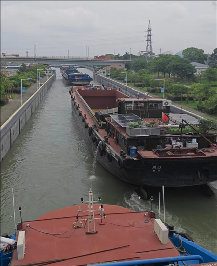 諫壁船閘內船只正在過閘。人民網(wǎng)記者 黃鈺攝