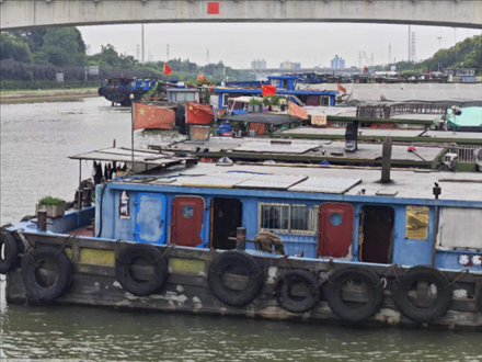 停泊在水上服務區(qū)的船只。人民網(wǎng)記者 黃鈺攝