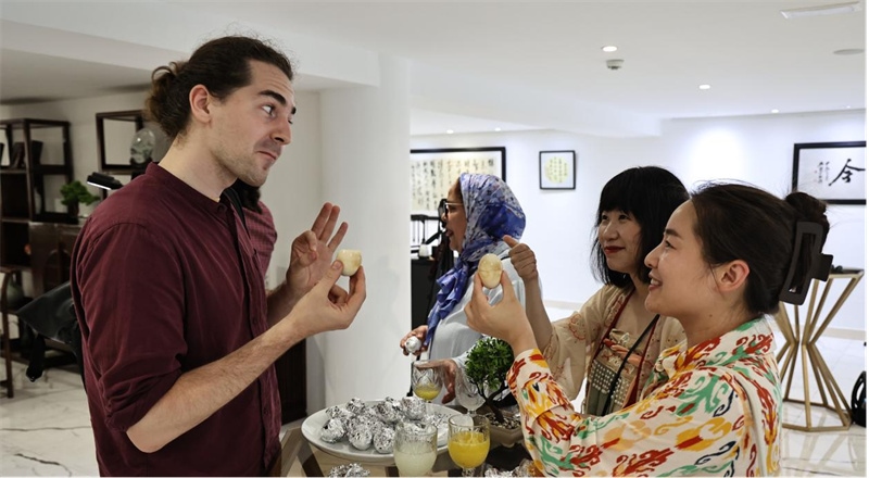 嘉賓品嘗茶葉蛋。拉巴特中國文化中心供圖