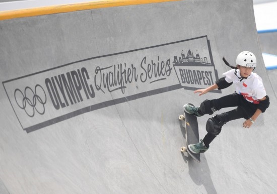 6月20日，鄭好好在比賽中，她在預(yù)賽中最佳成績(jī)?yōu)?2.60分。當(dāng)日，巴黎奧運(yùn)會(huì)資格系列賽布達(dá)佩斯站滑板女子碗池預(yù)賽在布達(dá)佩斯舉行。新華社記者 賀燦鈴 攝