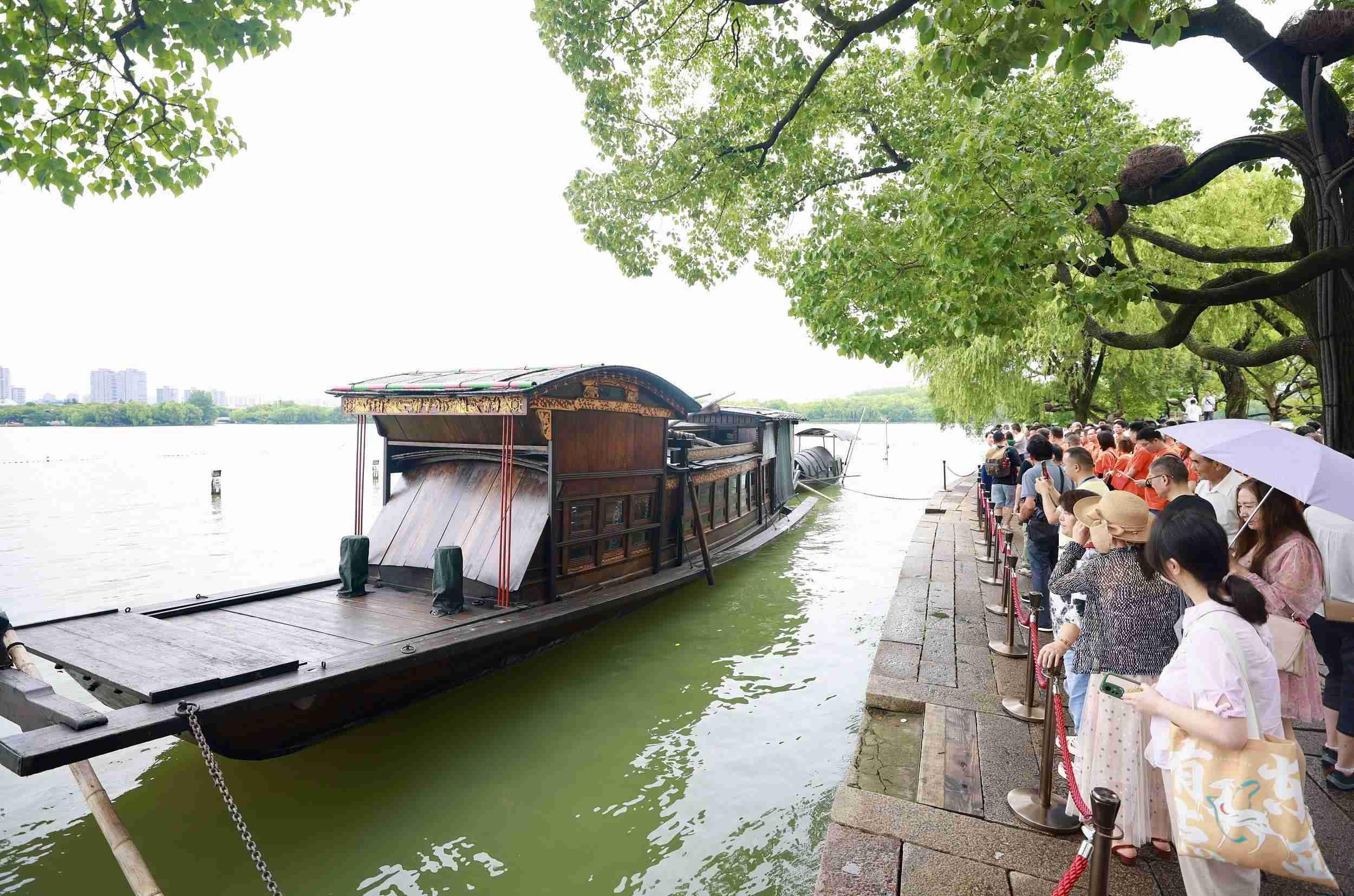 浙江嘉興，游客在南湖景區(qū)湖心島瞻仰紅船，感悟“紅船精神”。（圖片來(lái)源：視覺(jué)中國(guó)）