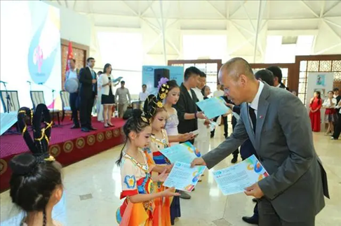 △當?shù)貢r間6月27日，2024“未來世界”國際青少年藝術展演在塔吉克斯坦國家博物館開幕。