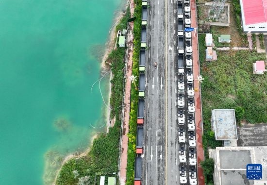 7月2日，車輛在巴克圖口岸有序出境（無人機(jī)照片）。新華社發(fā)（馬丁 攝）