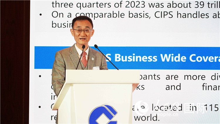 跨境銀行間支付清算有限責任公司總裁許再越發(fā)言。 人民網(wǎng) 張茜 攝