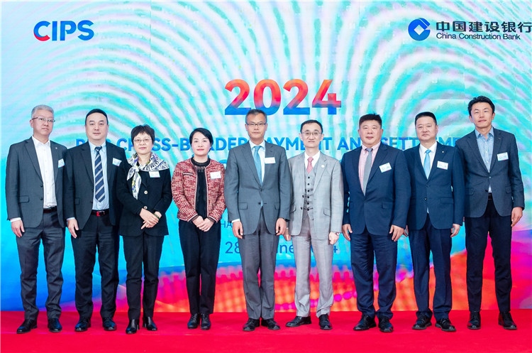 鄭冰開公使與CIPS公司、建行總行以及在南中資銀行合影、留念。（中國建設(shè)銀行約翰內(nèi)斯堡分行供圖）