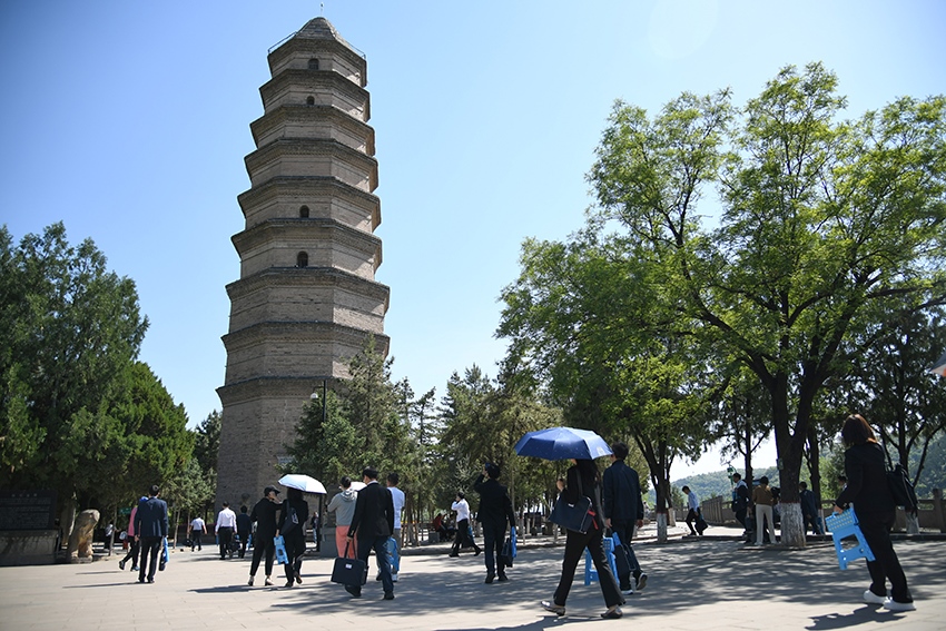 圖為2024年5月7日，游客在延安寶塔山參觀(guān)。 新華社記者 張博文 攝