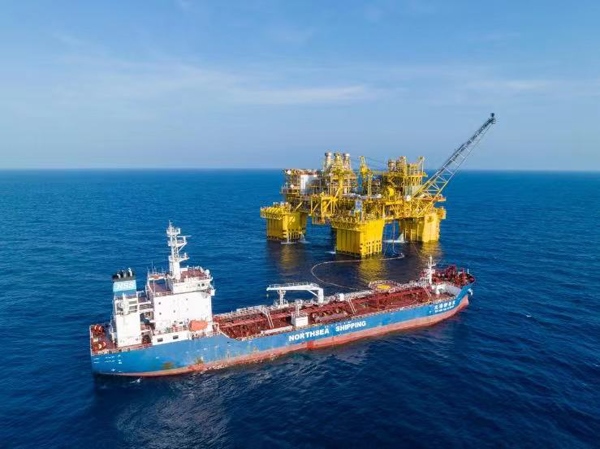 “深海一號(hào)”正在開展凝析油外輸作業(yè)。徐海舟攝