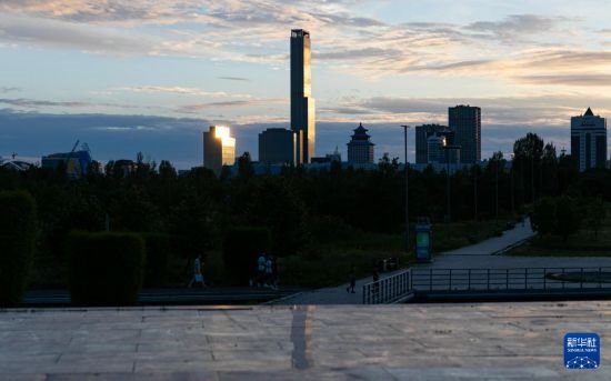 這是7月2日拍攝的哈薩克斯坦首都阿斯塔納市中心的建筑群。新華社記者 白雪騏 攝
