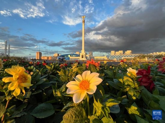 這是7月2日拍攝的哈薩克斯坦首都阿斯塔納獨立廣場。新華社記者 岳月偉 攝