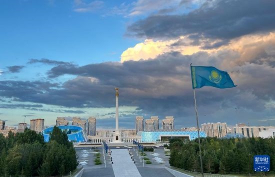 這是7月2日拍攝的哈薩克斯坦首都阿斯塔納獨立廣場。新華社記者 岳月偉 攝