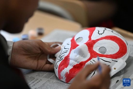 7月3日，外國(guó)學(xué)生在繪制京劇臉譜。新華社記者 李然 攝
